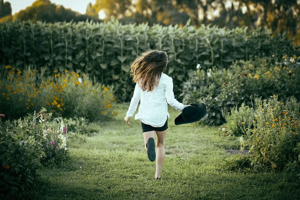 fille qui cours dans un jardin